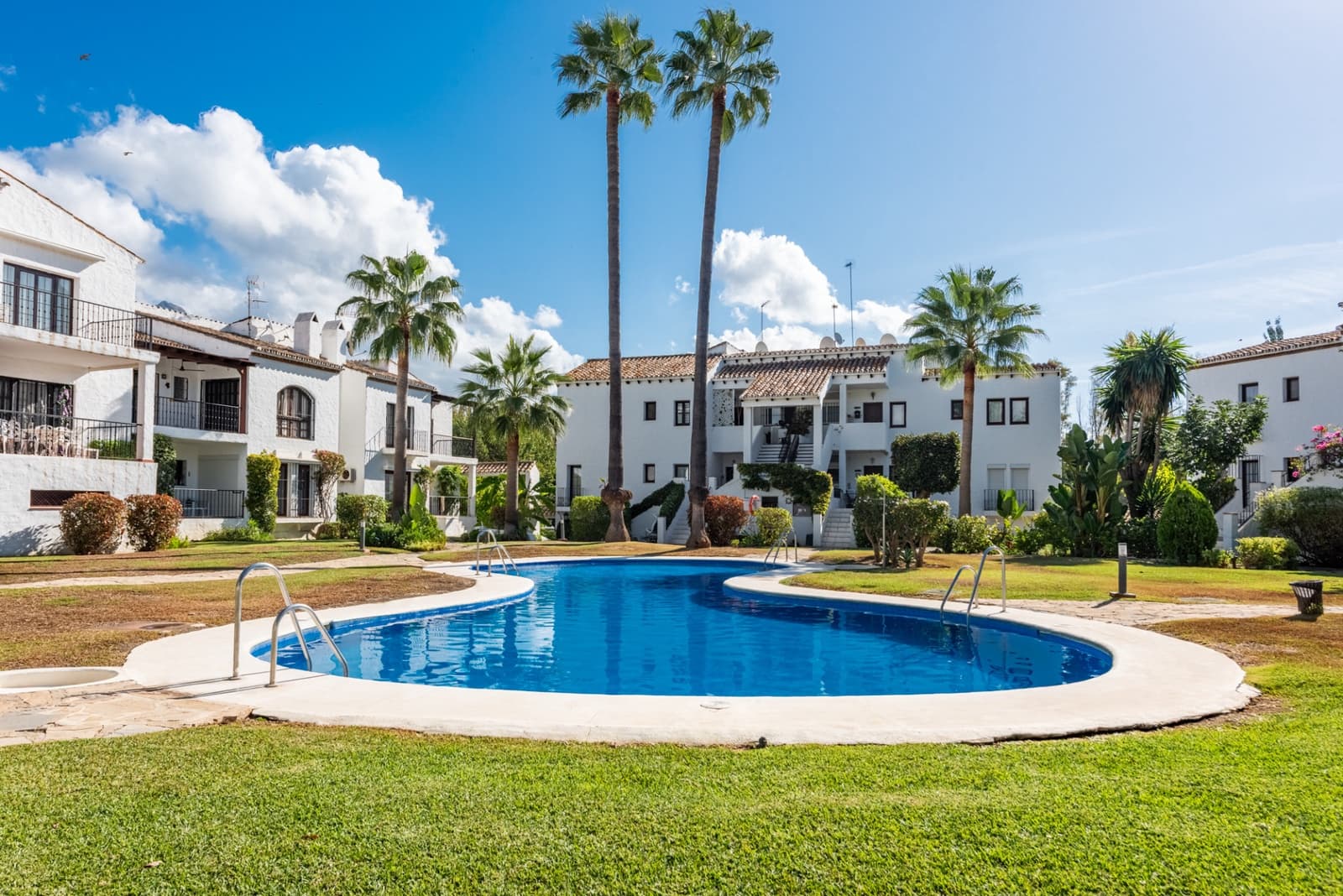 Apartamento de 3 habitaciones en Nueva Andalucia en venta con piscina garaje - 595.000 € (Ref: 10115582)