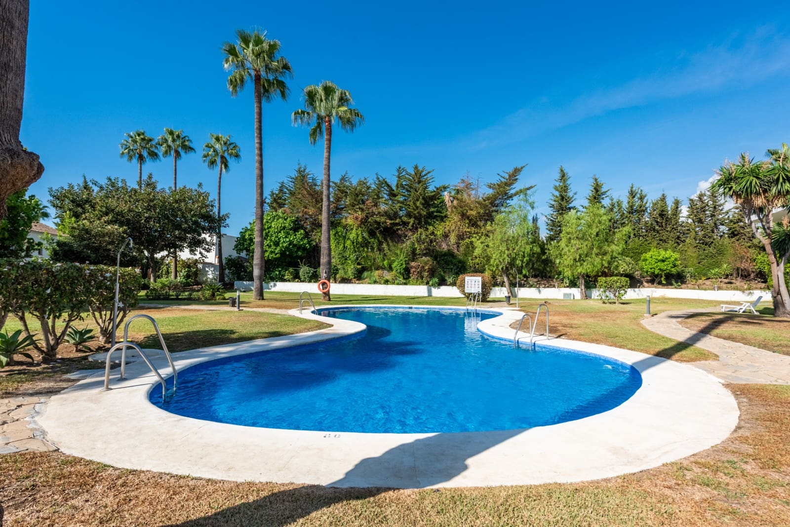 Apartamento de 3 habitaciones en Nueva Andalucia en venta con piscina garaje - 595.000 € (Ref: 10115582)