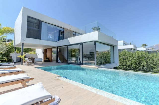 4 soveværelse Semi-Rækkehus til salg i Estepona med swimmingpool garage - € 2.150.000 (Ref: 10119035)