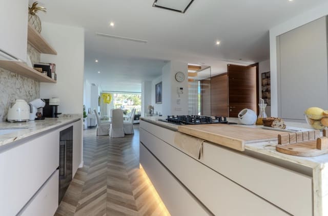 4 soveværelse Semi-Rækkehus til salg i Estepona med swimmingpool garage - € 2.150.000 (Ref: 10119035)