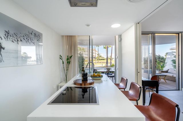 Apartamento de 3 habitaciones en Estepona en venta con piscina garaje - 895.000 € (Ref: 10119045)