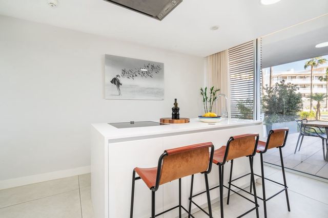 Apartamento de 3 habitaciones en Estepona en venta con piscina garaje - 895.000 € (Ref: 10119045)