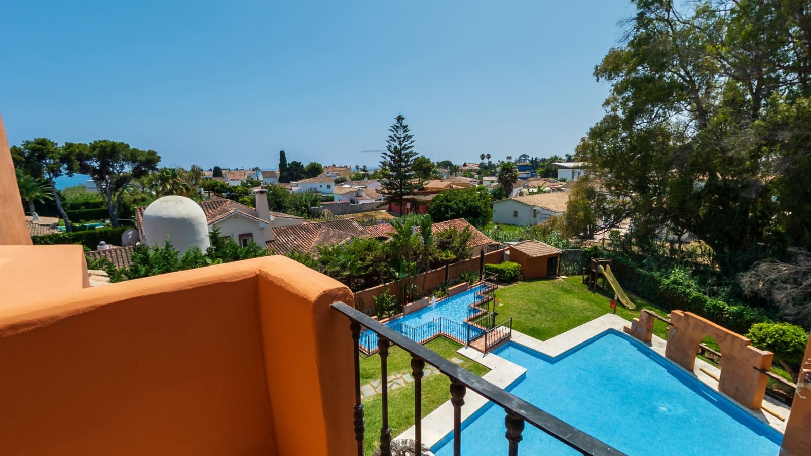 2 bedroom Penthouse for sale in El Paraiso with pool garage - € 550,000 (Ref: 10119052)