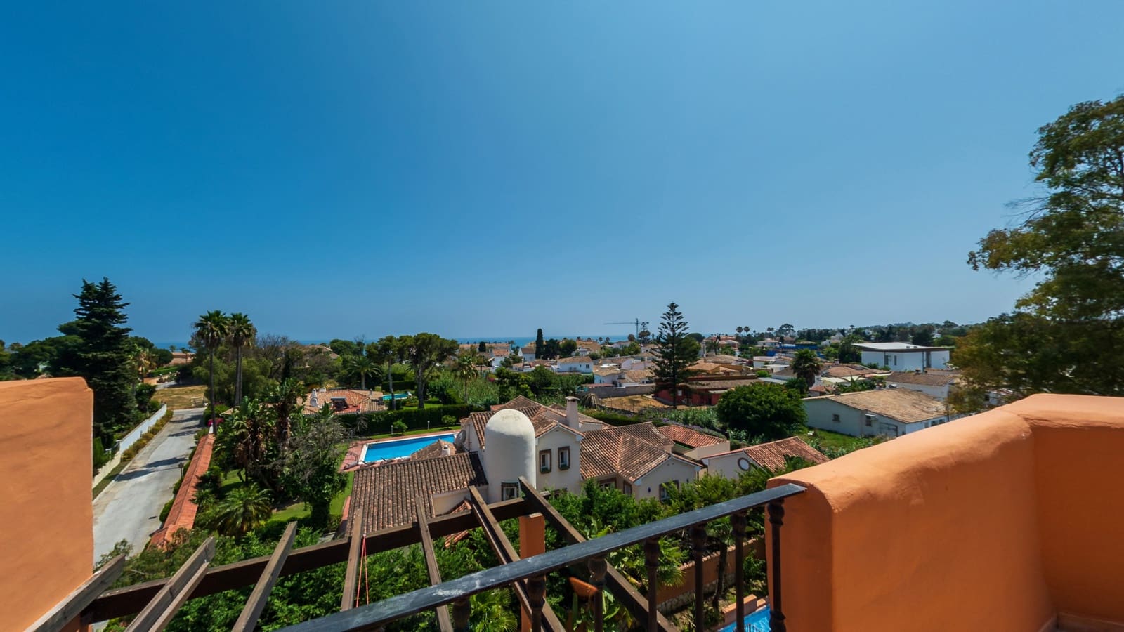 2 bedroom Penthouse for sale in El Paraiso with pool garage - € 550,000 (Ref: 10119052)