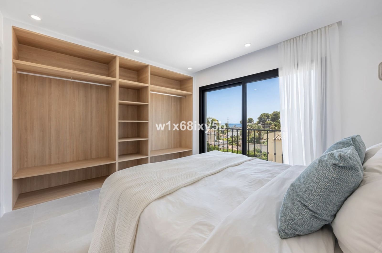 3 slaapkamer Villa te koop in Nueva Andalucia met zwembad - € 1.144.500 (Ref: 10129020)