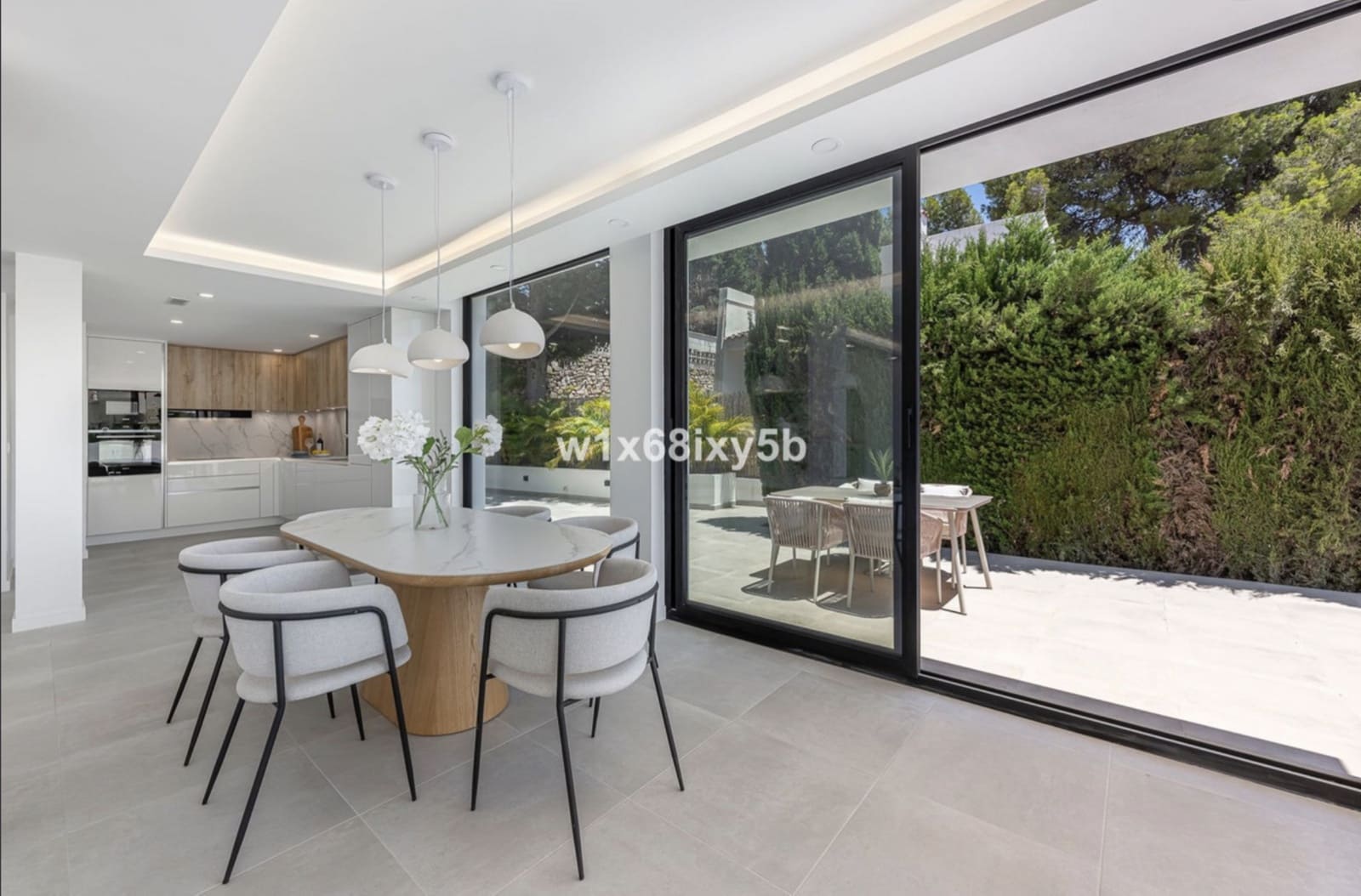 3 slaapkamer Villa te koop in Nueva Andalucia met zwembad - € 1.144.500 (Ref: 10129020)