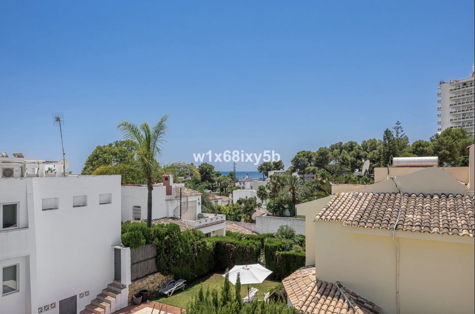3 slaapkamer Villa te koop in Nueva Andalucia met zwembad - € 1.144.500 (Ref: 10129020)