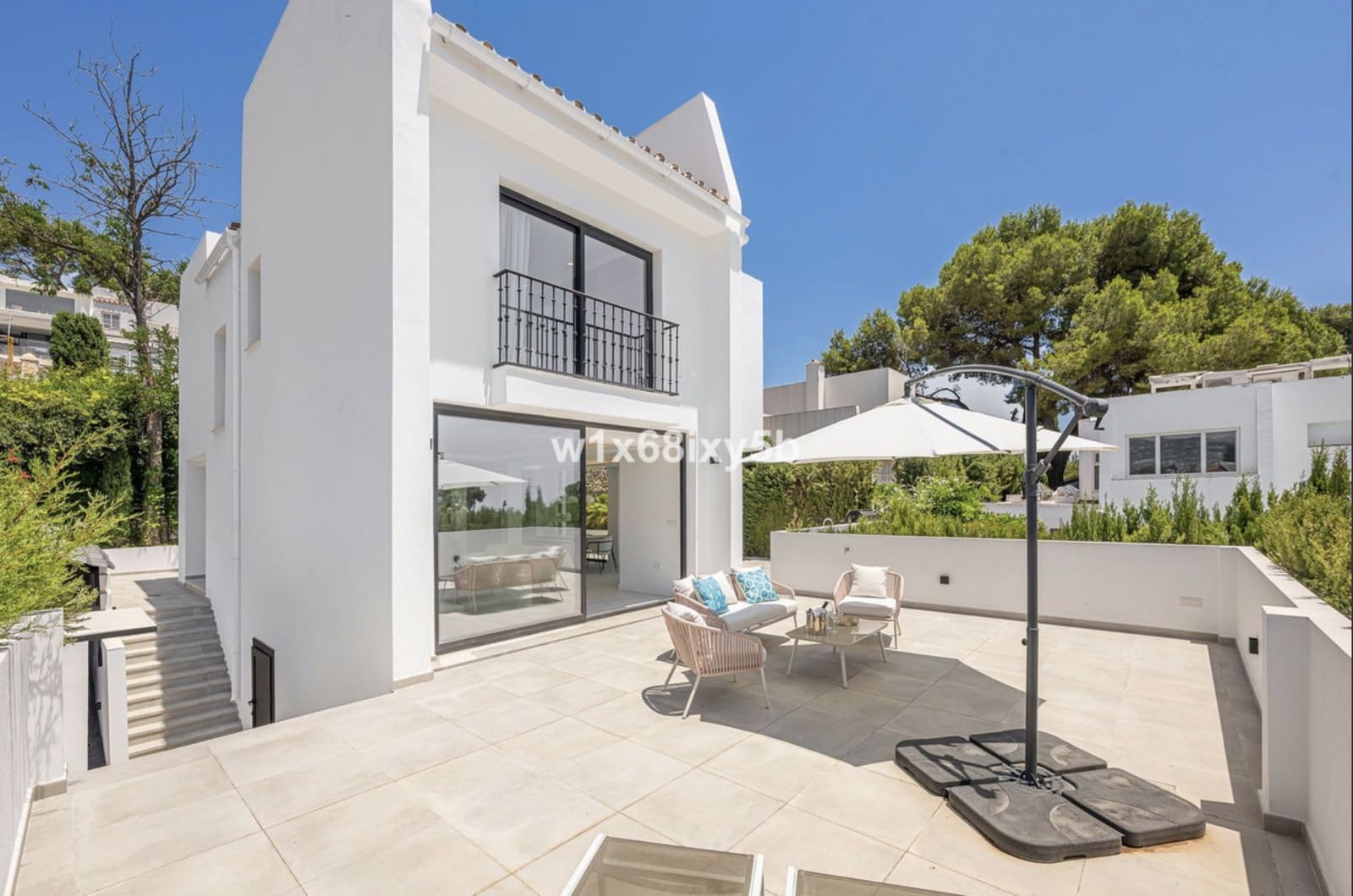 3 slaapkamer Villa te koop in Nueva Andalucia met zwembad - € 1.144.500 (Ref: 10129020)