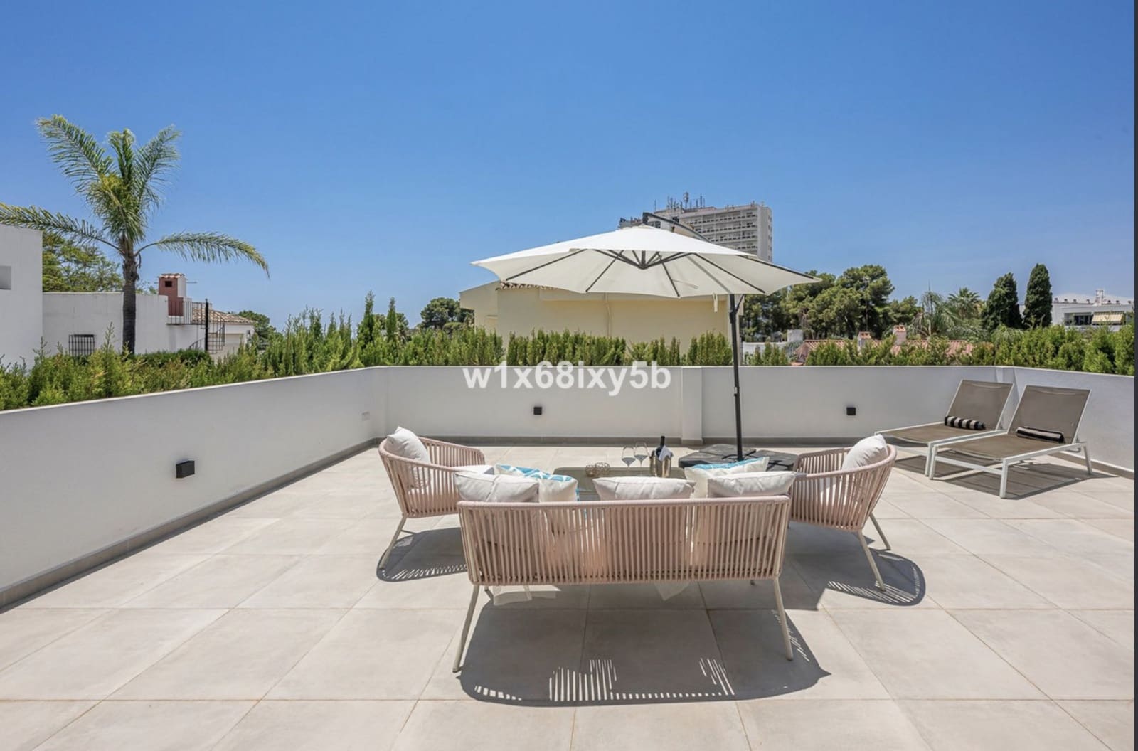 3 slaapkamer Villa te koop in Nueva Andalucia met zwembad - € 1.144.500 (Ref: 10129020)