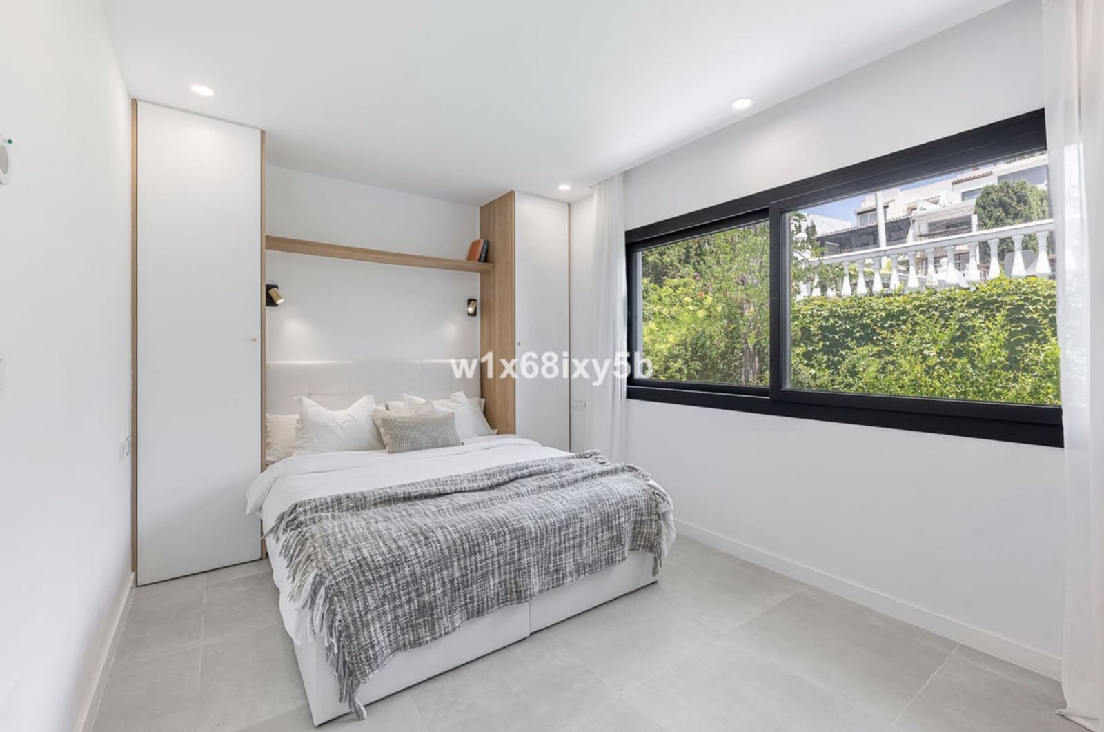 3 slaapkamer Villa te koop in Nueva Andalucia met zwembad - € 1.144.500 (Ref: 10129020)
