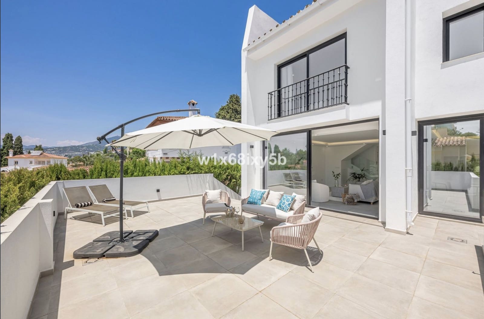3 slaapkamer Villa te koop in Nueva Andalucia met zwembad - € 1.144.500 (Ref: 10129020)