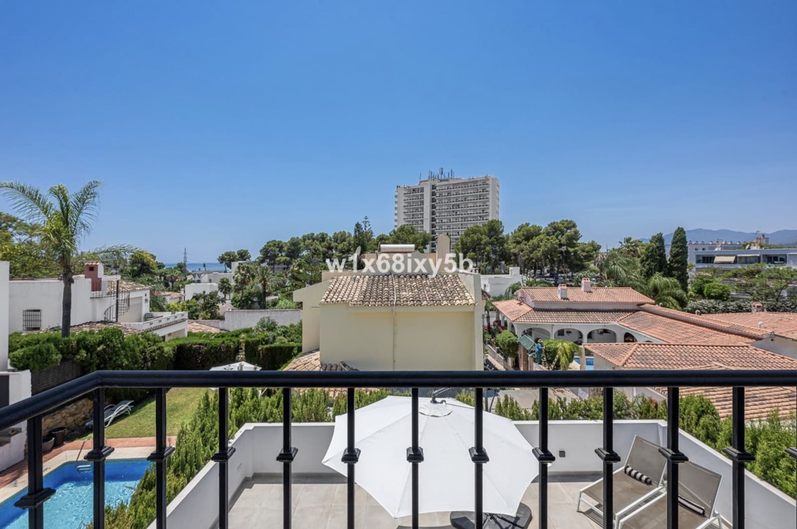 3 slaapkamer Villa te koop in Nueva Andalucia met zwembad - € 1.144.500 (Ref: 10129020)