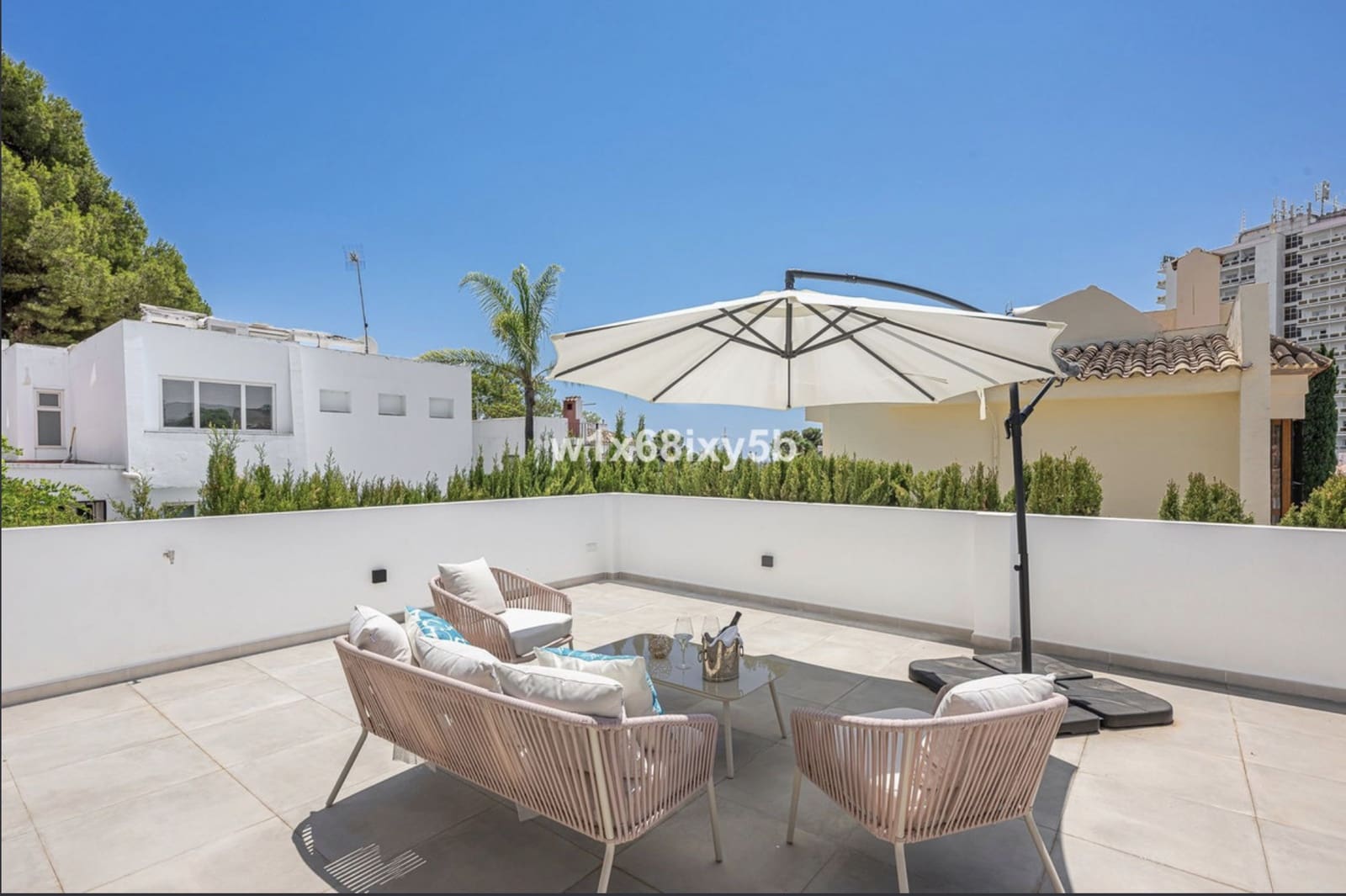 3 slaapkamer Villa te koop in Nueva Andalucia met zwembad - € 1.144.500 (Ref: 10129020)