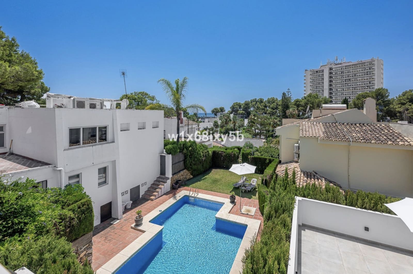 3 slaapkamer Villa te koop in Nueva Andalucia met zwembad - € 1.144.500 (Ref: 10129020)