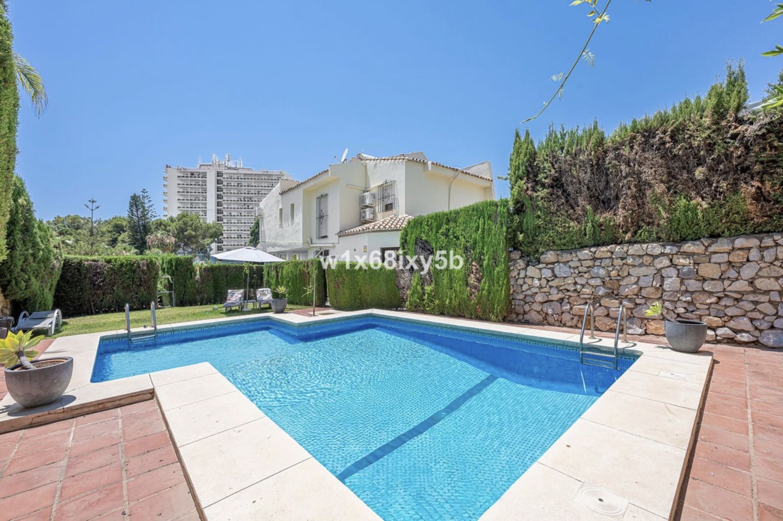 3 slaapkamer Villa te koop in Nueva Andalucia met zwembad - € 1.144.500 (Ref: 10129020)