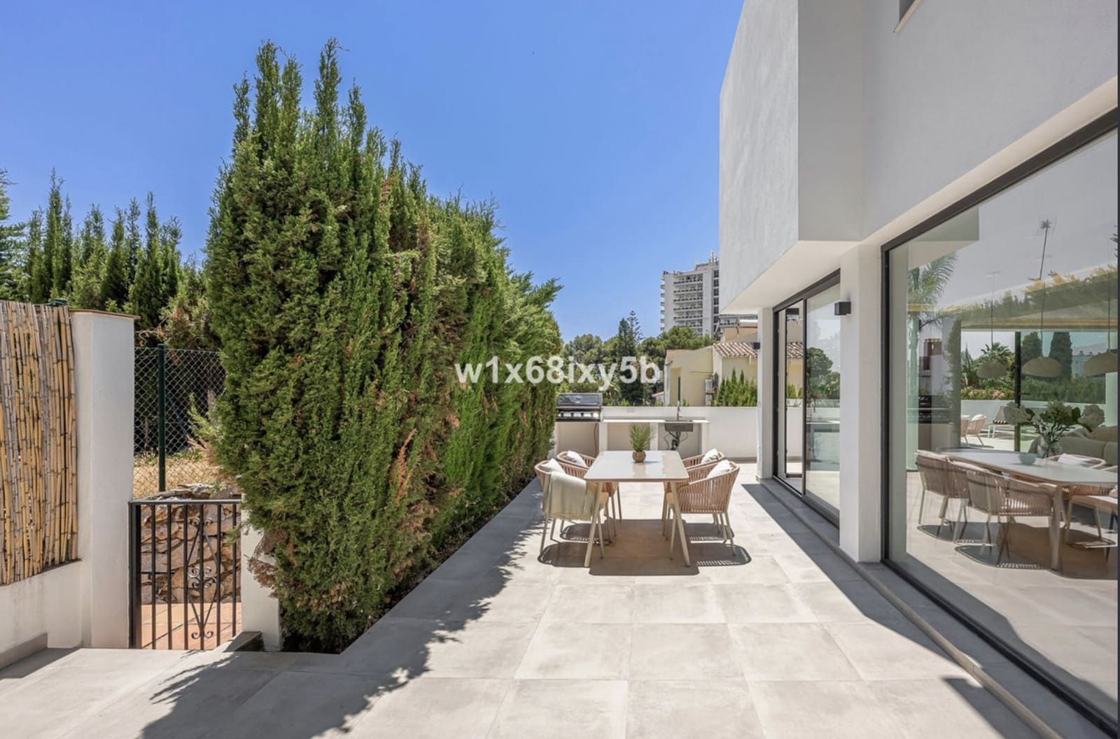 3 slaapkamer Villa te koop in Nueva Andalucia met zwembad - € 1.144.500 (Ref: 10129020)
