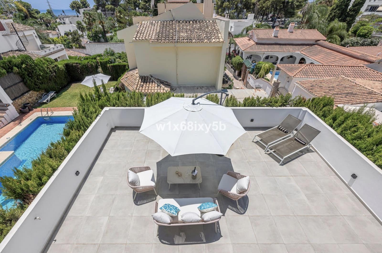 3 slaapkamer Villa te koop in Nueva Andalucia met zwembad - € 1.144.500 (Ref: 10129020)