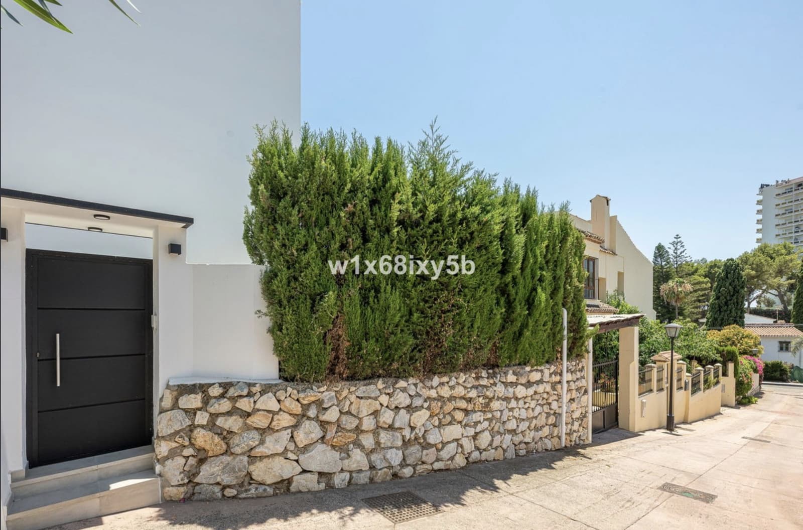 3 slaapkamer Villa te koop in Nueva Andalucia met zwembad - € 1.144.500 (Ref: 10129020)