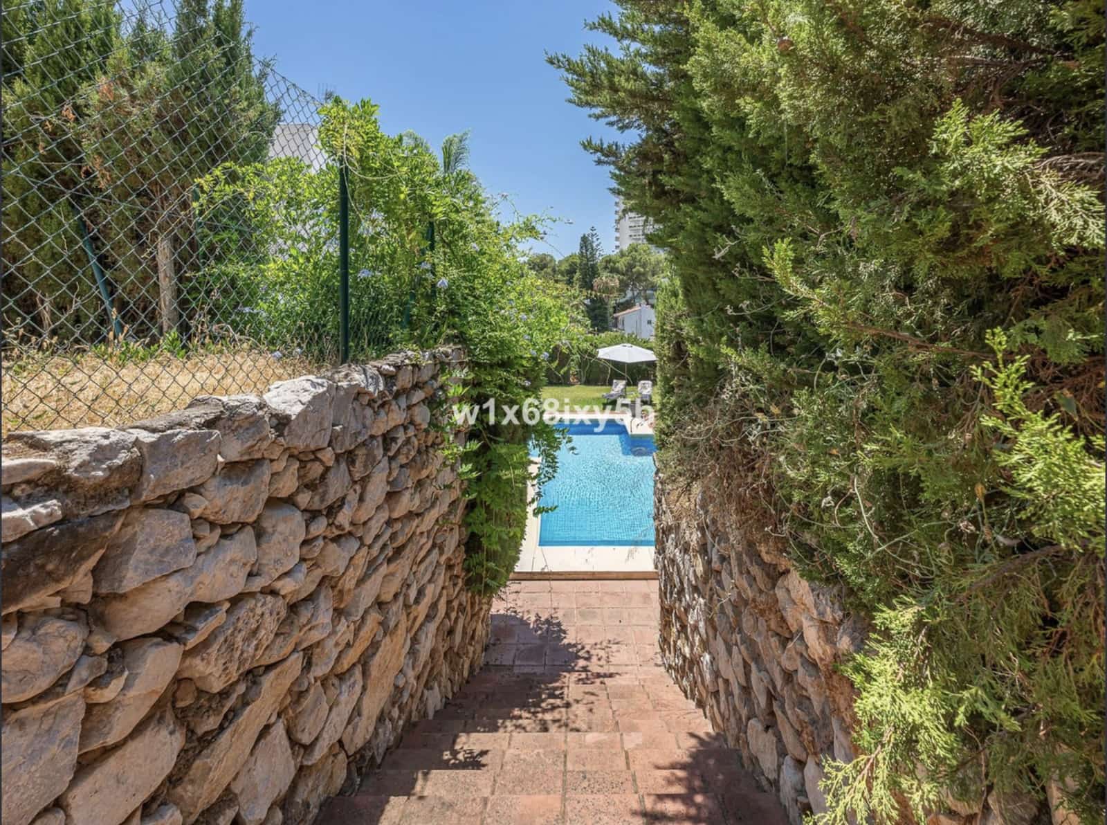 3 slaapkamer Villa te koop in Nueva Andalucia met zwembad - € 1.144.500 (Ref: 10129020)