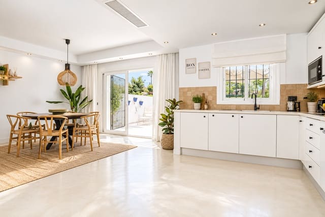 3 makuuhuone Omakotitalo myytävänä paikassa Marbella mukana uima-altaan - 875 000 € (Ref: 10129021)