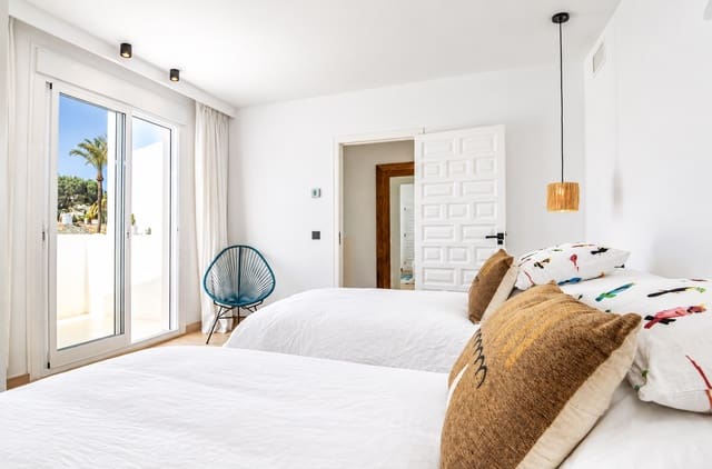 3 makuuhuone Omakotitalo myytävänä paikassa Marbella mukana uima-altaan - 875 000 € (Ref: 10129021)