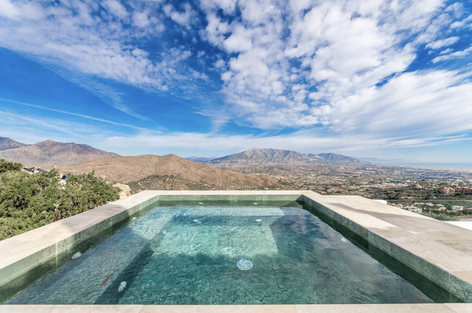 3 bedroom Semi-detached Villa for sale in Marbella with pool garage - € 1,095,000 (Ref: 10131389)
