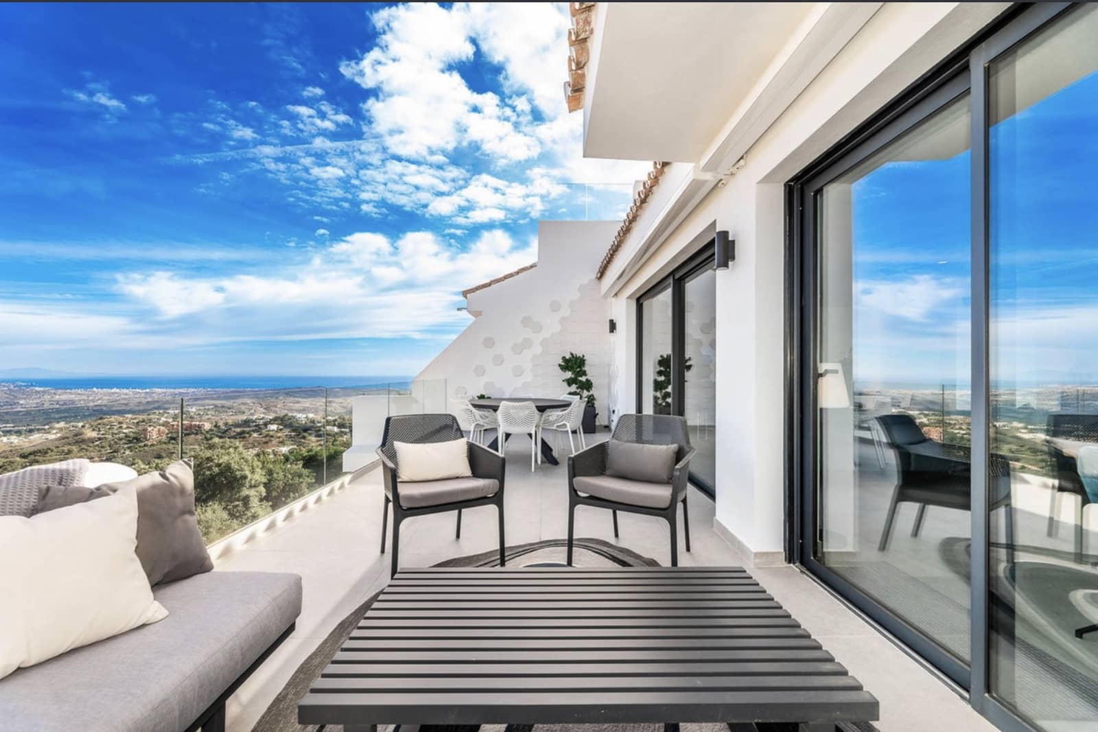 3 bedroom Semi-detached Villa for sale in Marbella with pool garage - € 1,095,000 (Ref: 10131389)