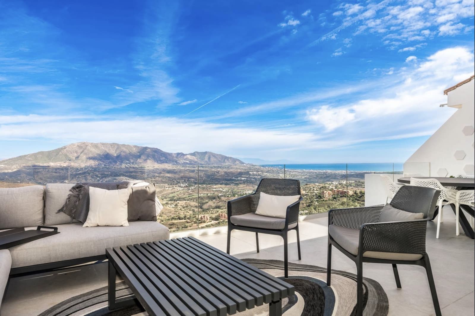3 bedroom Semi-detached Villa for sale in Marbella with pool garage - € 1,095,000 (Ref: 10131389)