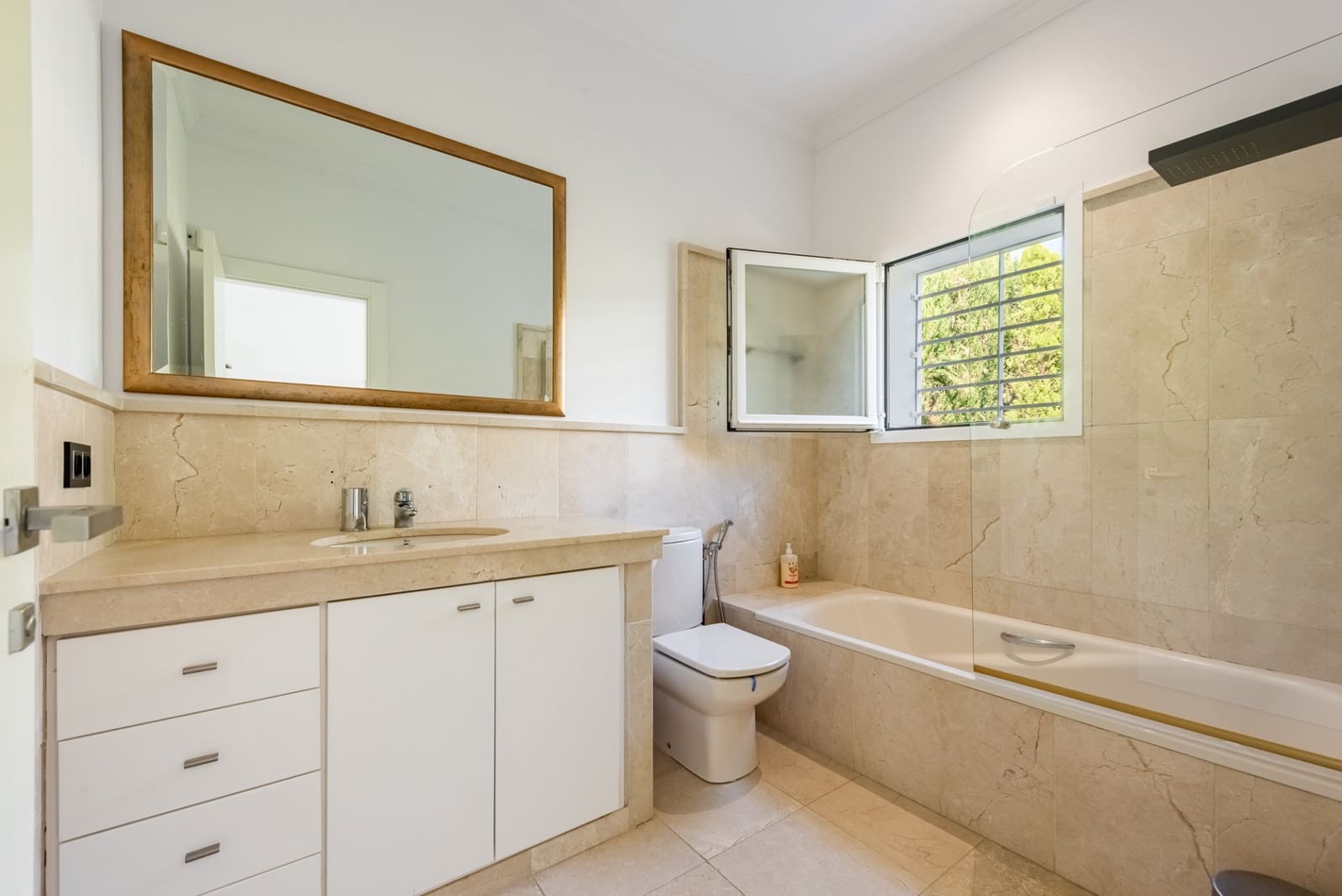 5 soverom Villa til salgs i Benahavis med svømmebasseng garasje - € 1 600 000 (Ref: 10131390)