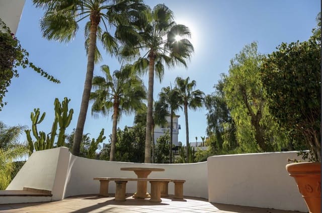 3 chambre Appartement à vendre à Nueva Andalucia, Marbella avec piscine garage - 730 000 € (Ref: 10131392)