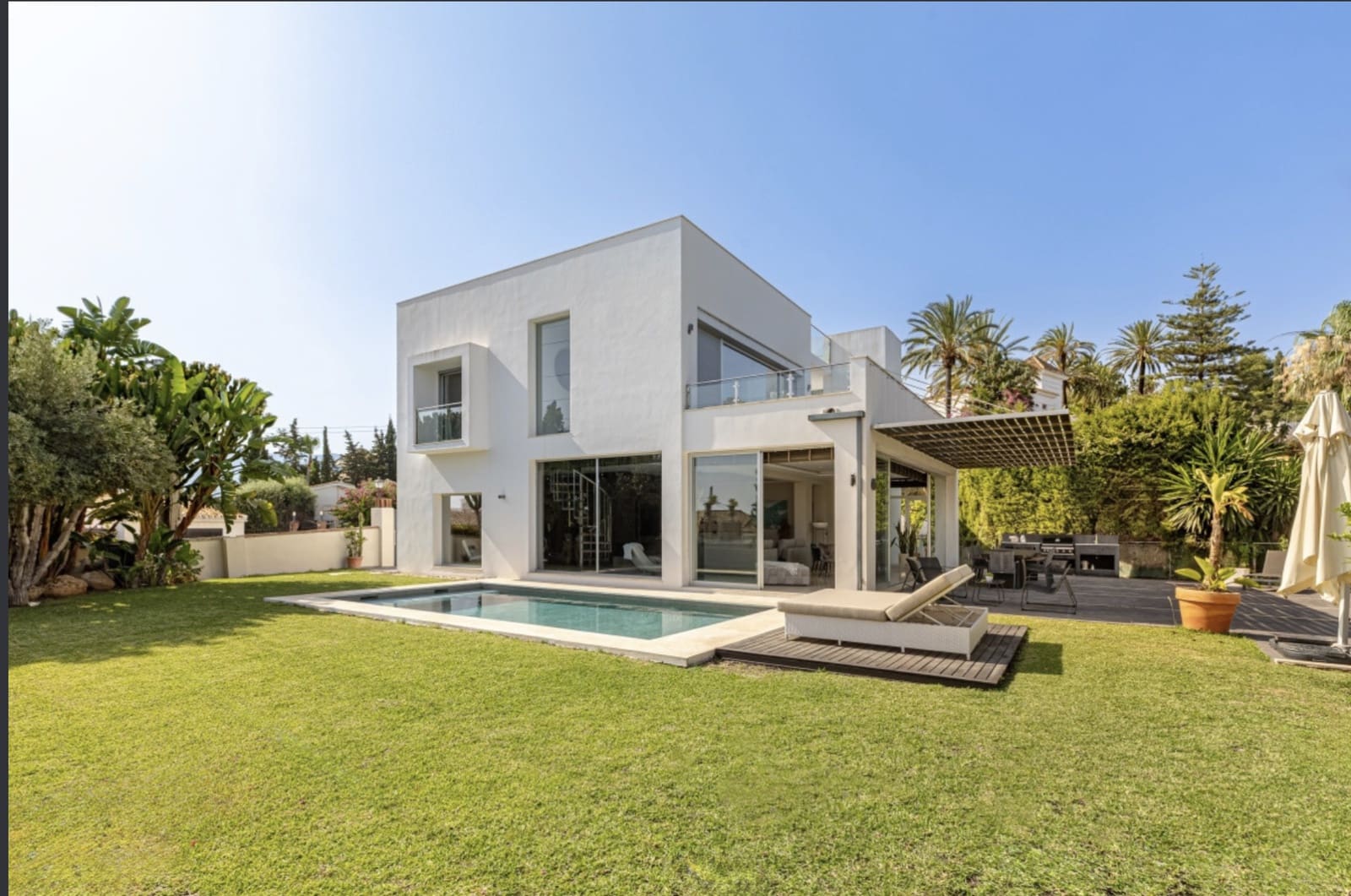 3 bedroom Villa for sale in Marbella with pool - € 2,395,000 (Ref: 10131392)