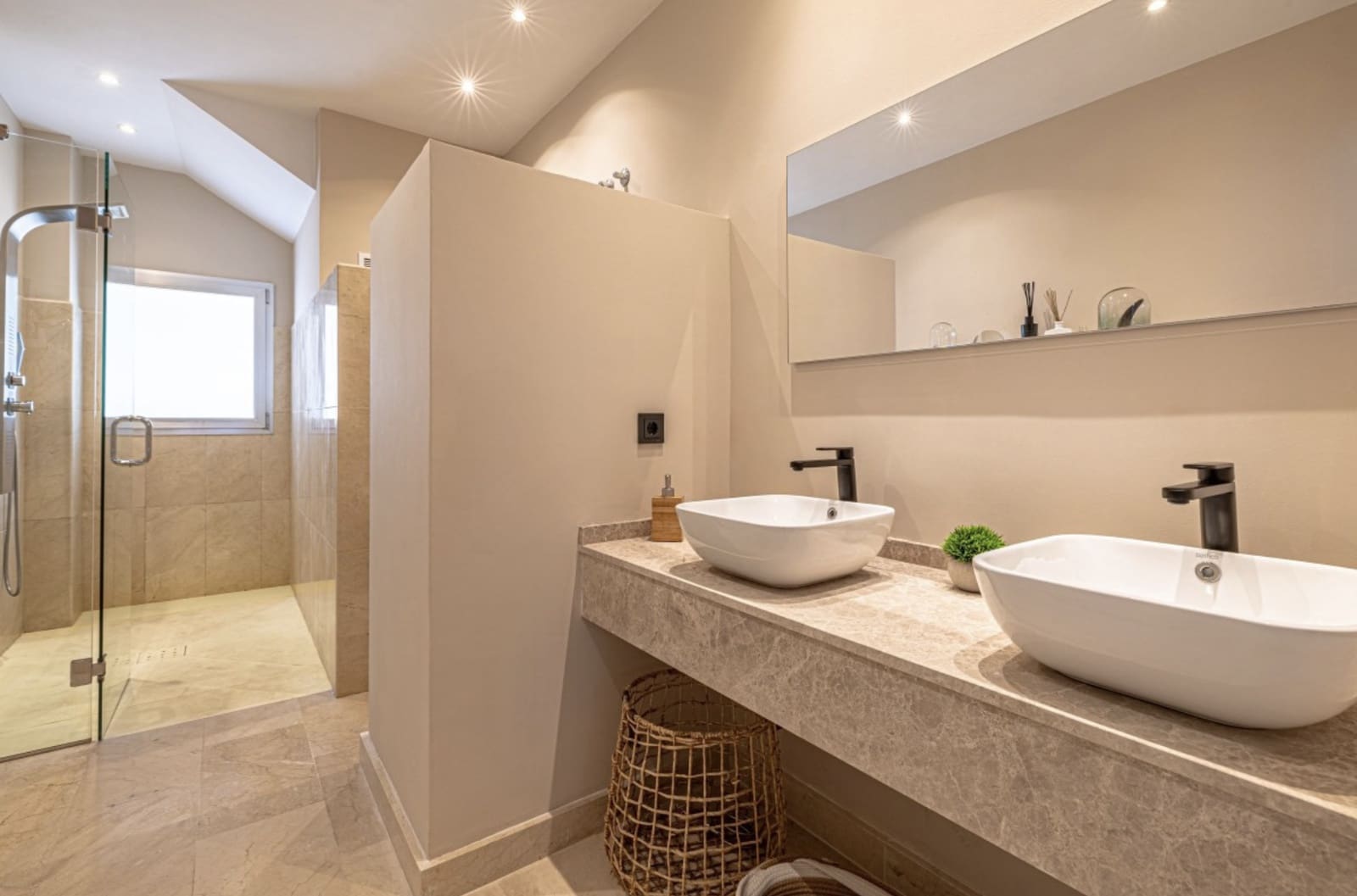 3 bedroom Villa for sale in Marbella with pool - € 2,395,000 (Ref: 10131392)