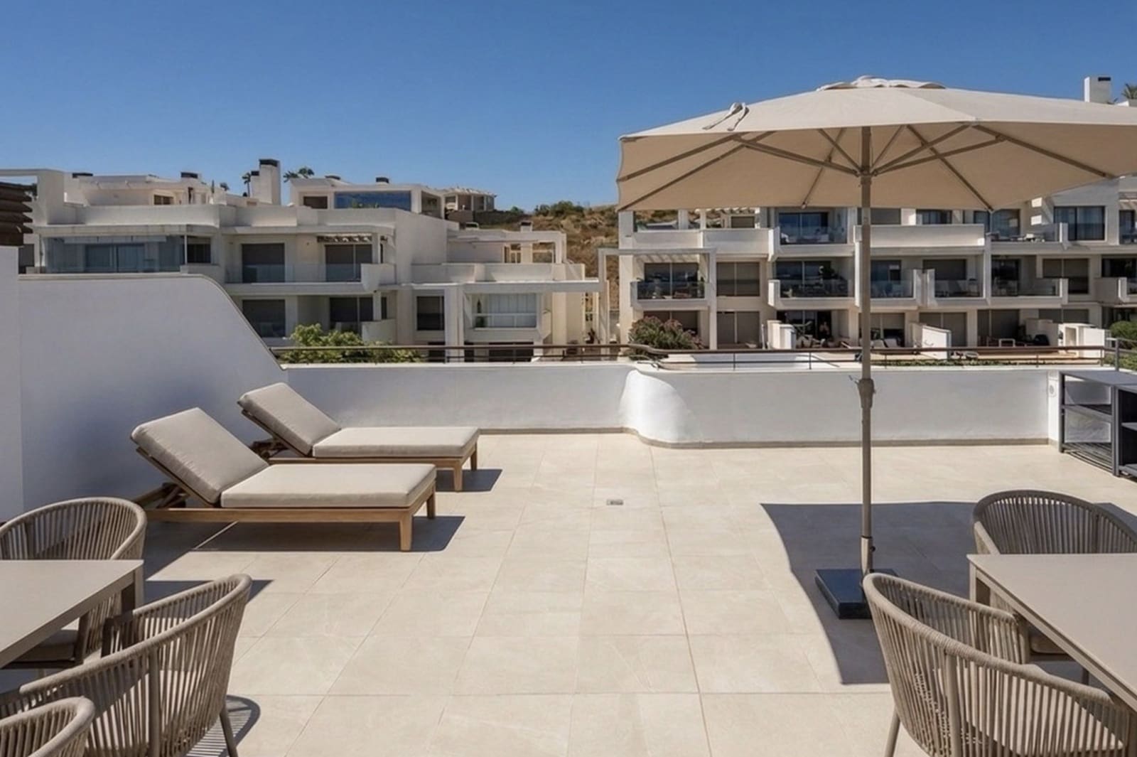 3 quarto Penthouse para venda em Estepona com piscina garagem - 1 040 000 € (Ref: 10131393)
