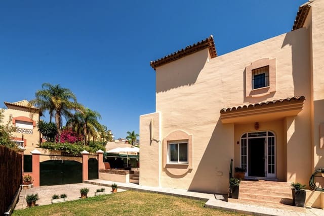4 quarto Moradia Geminada para venda em Marbella com piscina garagem - 740 000 € (Ref: 10131395)