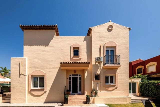 4 quarto Moradia Geminada para venda em Marbella com piscina garagem - 740 000 € (Ref: 10131395)