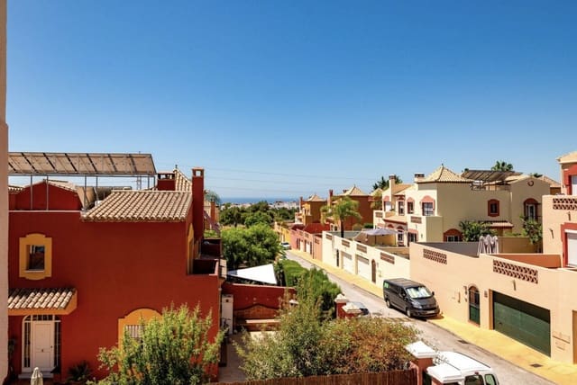 4 quarto Moradia Geminada para venda em Marbella com piscina garagem - 740 000 € (Ref: 10131395)