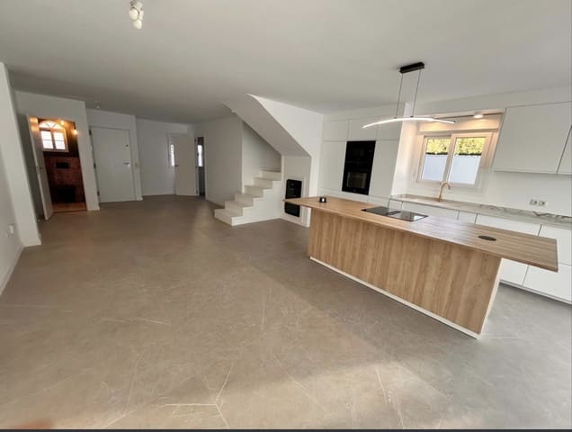 4 soveværelse Semi-Rækkehus til salg i Marbella med swimmingpool garage - € 1.035.000 (Ref: 10135920)