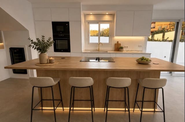 4 soveværelse Semi-Rækkehus til salg i Marbella med swimmingpool garage - € 1.035.000 (Ref: 10135920)