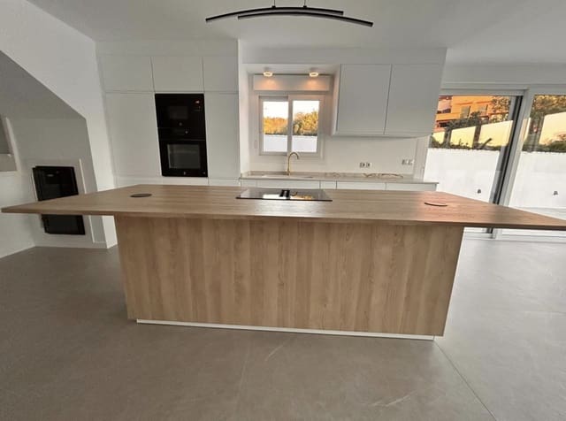 4 soveværelse Semi-Rækkehus til salg i Marbella med swimmingpool garage - € 1.035.000 (Ref: 10135920)