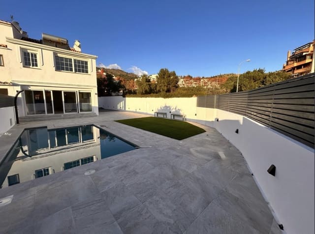 4 soveværelse Semi-Rækkehus til salg i Marbella med swimmingpool garage - € 1.035.000 (Ref: 10135920)