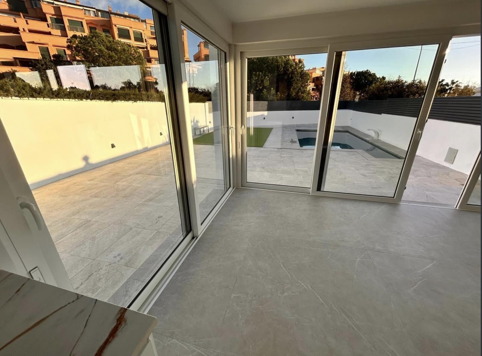 4 soveværelse Semi-Rækkehus til salg i Marbella med swimmingpool garage - € 1.035.000 (Ref: 10135920)