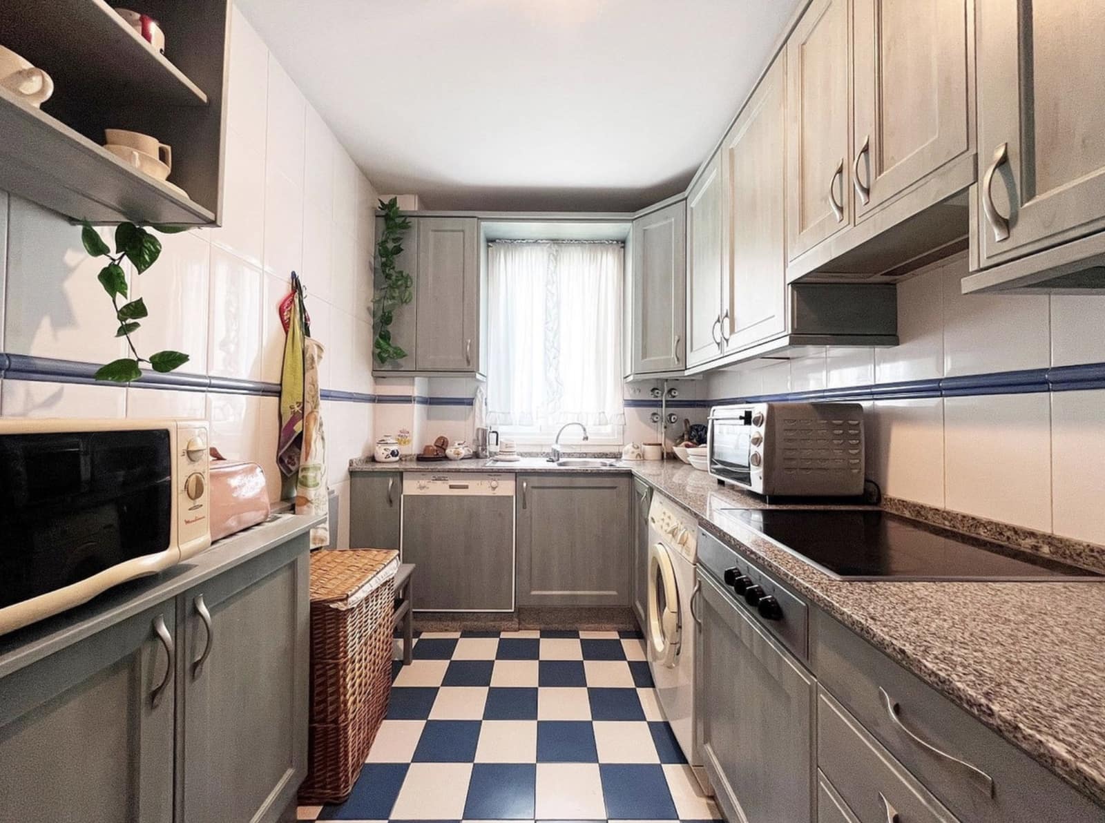 3 bedroom Apartment for sale in Marbella with pool garage - € 800,000 (Ref: 10135925)