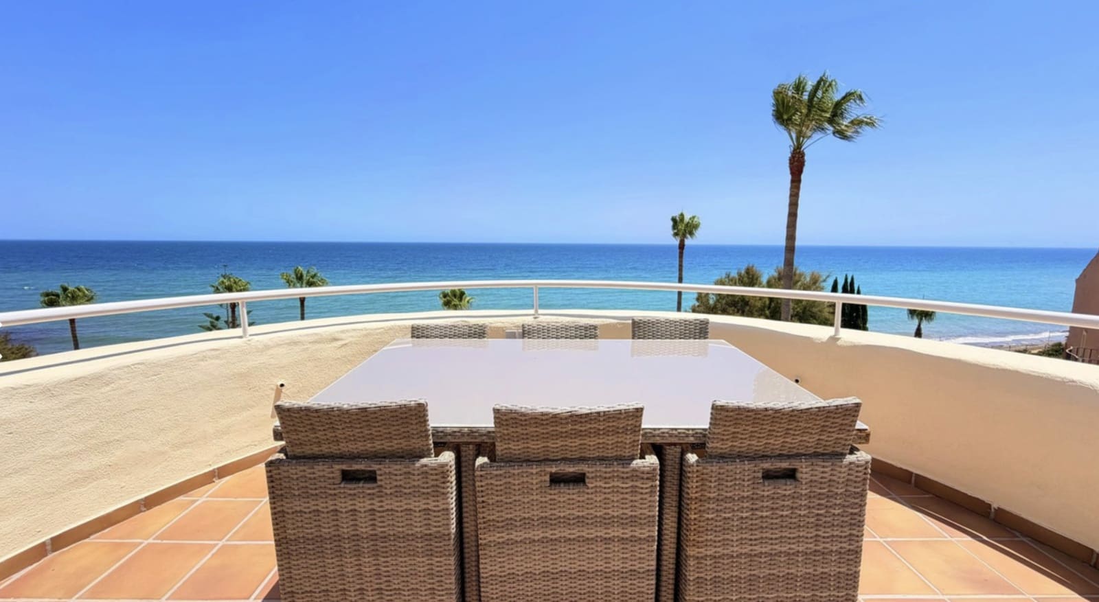 Ático de 3 habitaciones en Estepona en venta con piscina garaje - 895.000 € (Ref: 10135928)