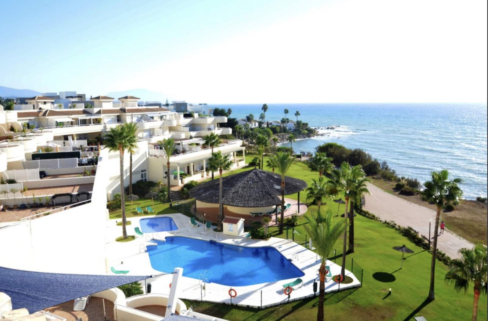 Ático de 3 habitaciones en Estepona en venta con piscina garaje - 895.000 € (Ref: 10135928)