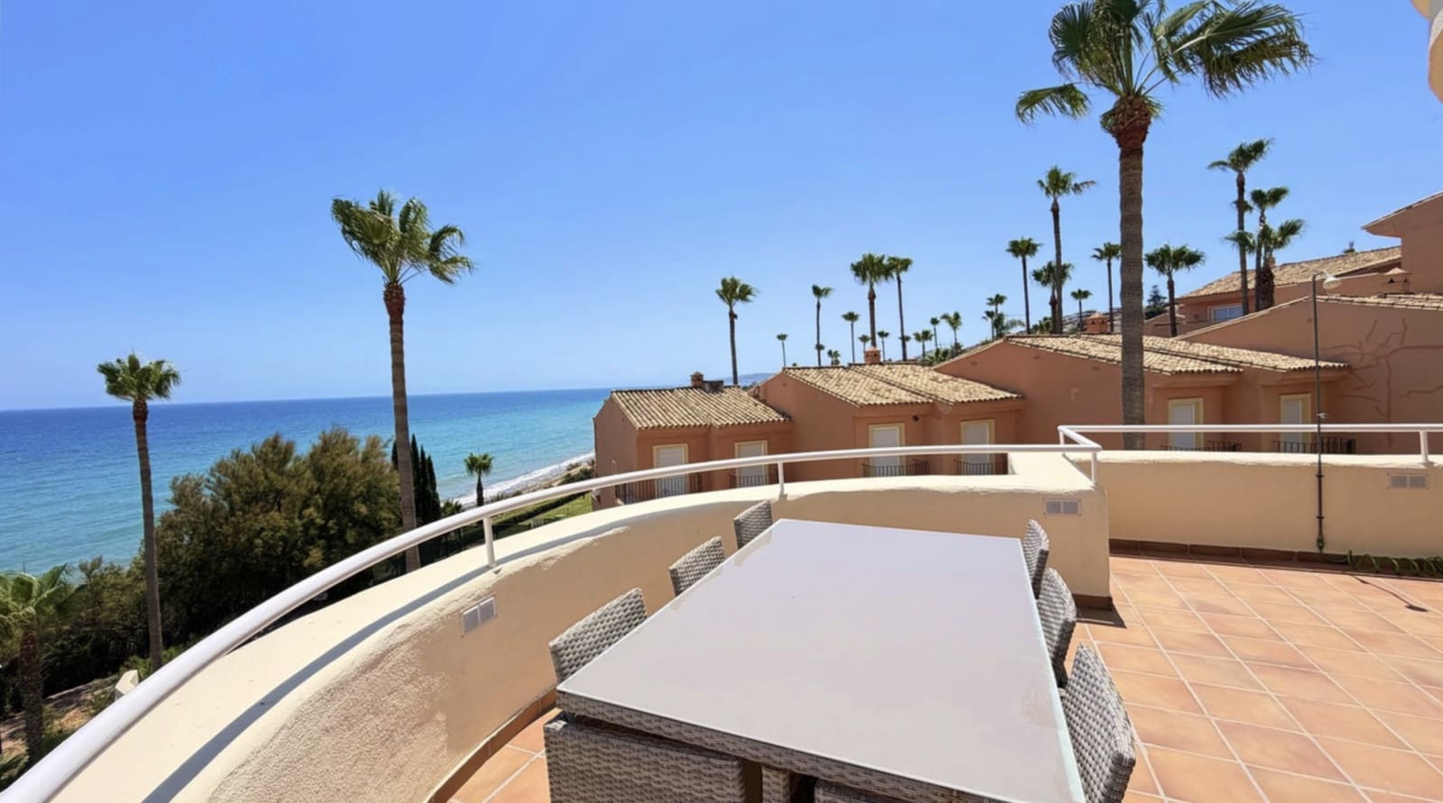 Ático de 3 habitaciones en Estepona en venta con piscina garaje - 895.000 € (Ref: 10135928)