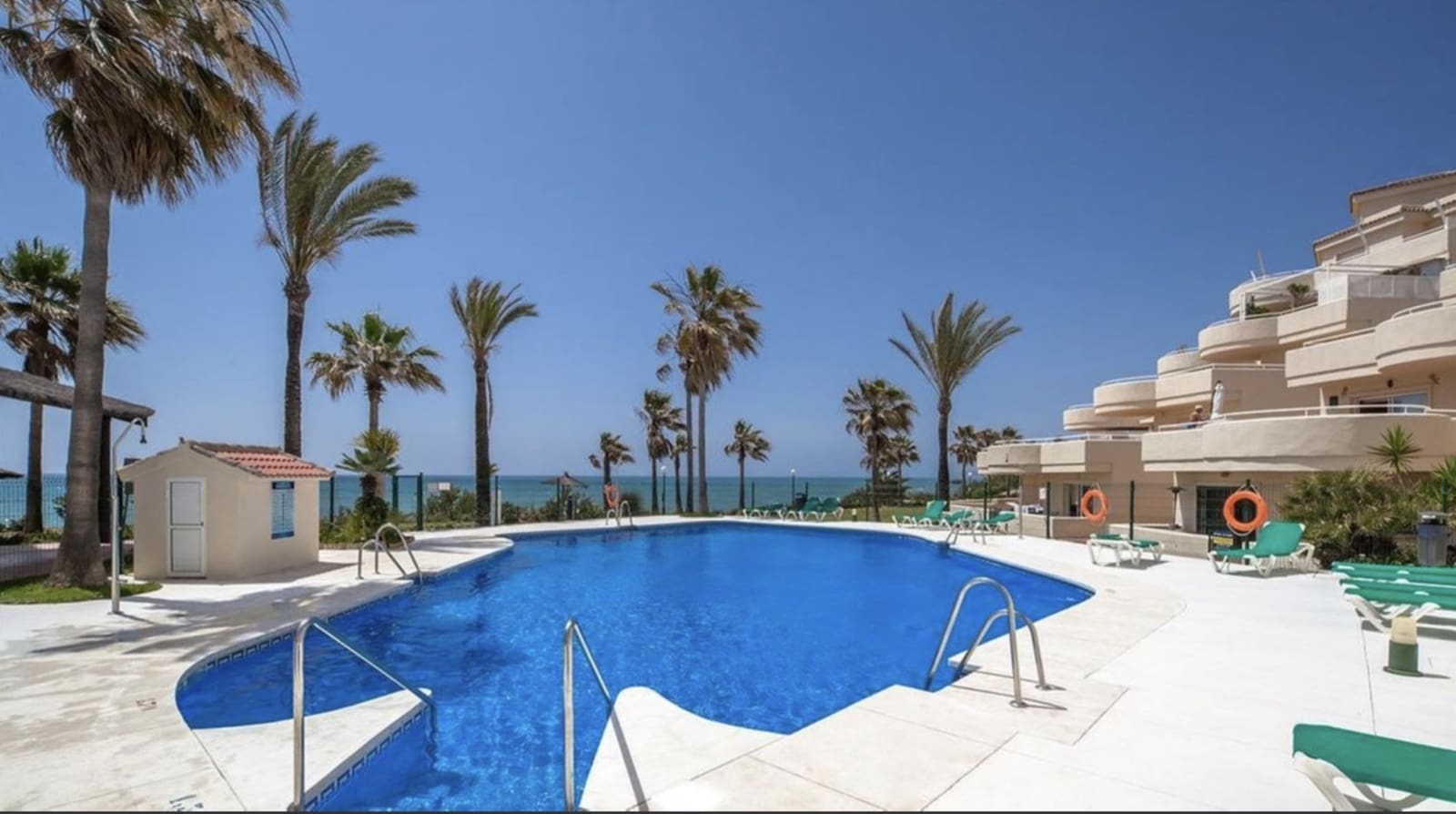 Ático de 3 habitaciones en Estepona en venta con piscina garaje - 895.000 € (Ref: 10135928)