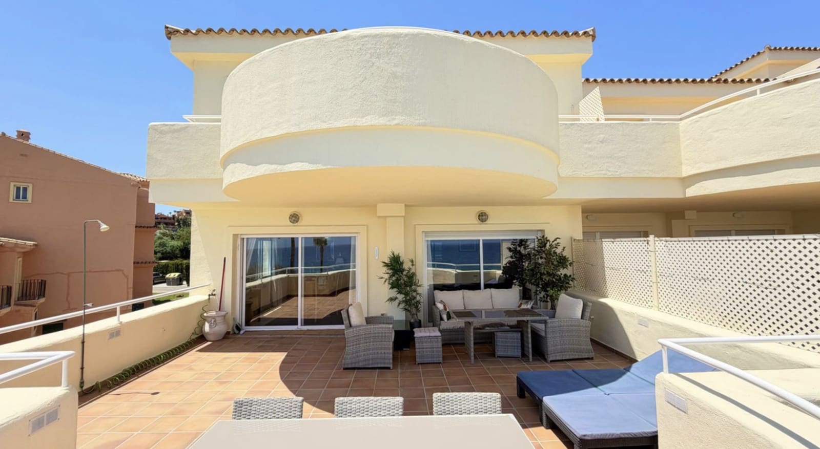 Ático de 3 habitaciones en Estepona en venta con piscina garaje - 895.000 € (Ref: 10135928)