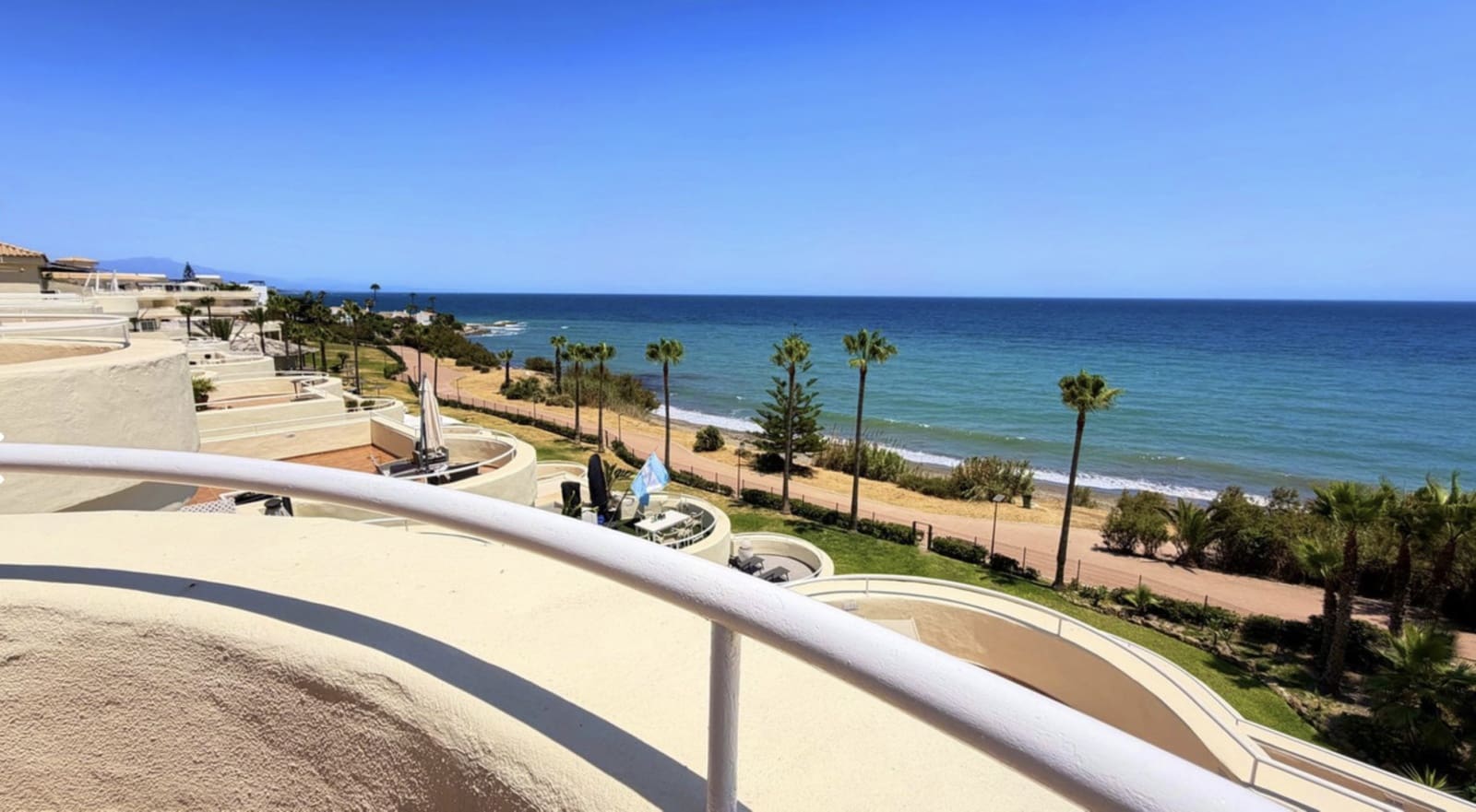 Ático de 3 habitaciones en Estepona en venta con piscina garaje - 895.000 € (Ref: 10135928)