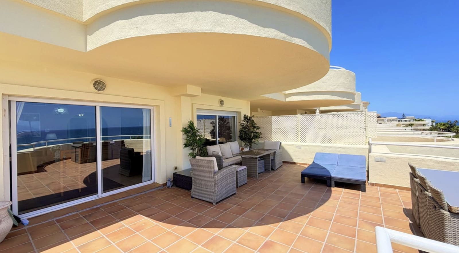Ático de 3 habitaciones en Estepona en venta con piscina garaje - 895.000 € (Ref: 10135928)