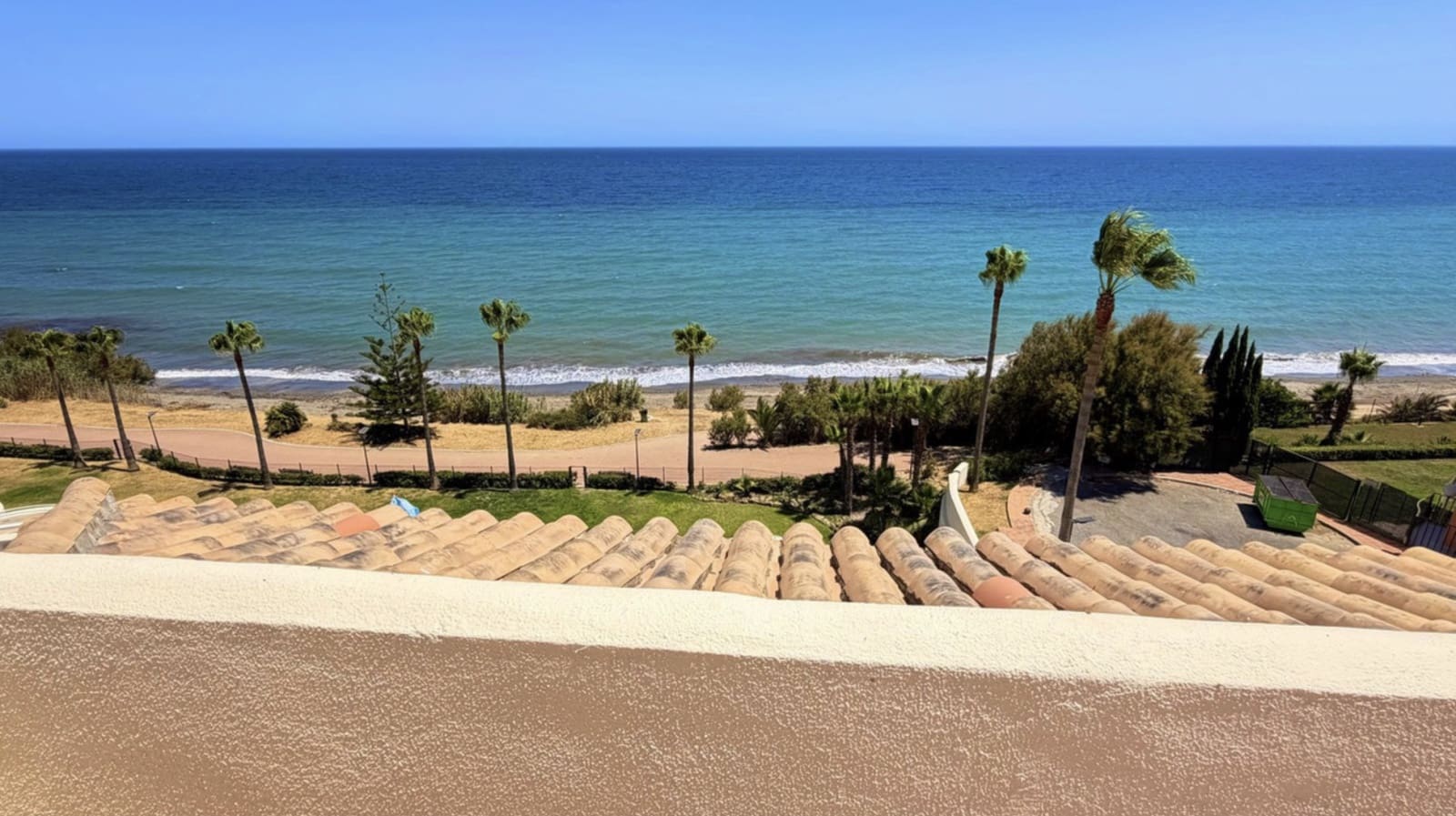 Ático de 3 habitaciones en Estepona en venta con piscina garaje - 895.000 € (Ref: 10135928)